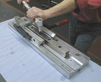 用扭力扳手擰緊導軌上 的螺絲