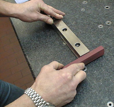 使用油石仔細打磨導軌的端部